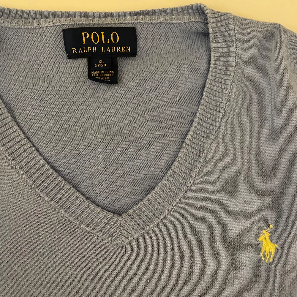 ralph lauren v-neck. Ljusblå. XL i barnstorlek, motsvara ca S/XS i vanliga storlkar. Tröjor & Koftor.