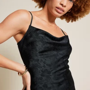 Bikbok klänning - Fin klänning, använd 1 gång men är i nyskick. Stl 36. Nypris 500.