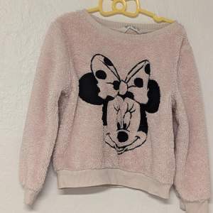 Supermjuk och gosig ,fluffiga rosa fleece tröja från H&M med en stor Minnie Mouse på framsidan. Tröjan har långa ärmar och ribbade muddar vid ärmslut och nederkant. En söt och bekväm tröja.i Fint begagnat skick, postar Varje söndag och fredag 