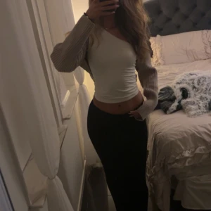 Svart långkjol - Svart lång kjol Perfekt för både vardag och festliga tillfällen. Kjolen  tight och framhäver figuren snyggt. Passar till allllt. Ett måste i garderoben för alla som älskar stilrena plagg! Använd endast för bilder 