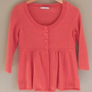 Rosa trekvartskofta i 100% cashmere  - Så söt tröja, perfekt till sommaren❤️ Säljer då den är något för stor. Tröjan hade ett litet hål på framsidan som jag nu sytt igen och är knappt synligt. Tröjan är i 100 % cashmere. Fler bilder på finns💕