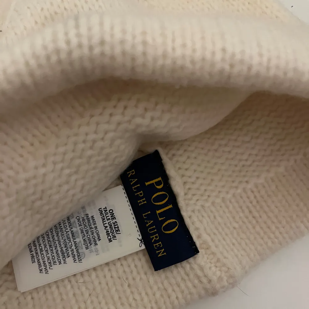 En Ralph Lauren mössa i vit färg. Köpt för 500kr säljer för 150kr❄️. Övrigt.