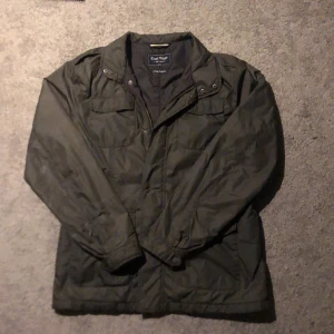 Fieldjacket - Säljer fieldjacket för att den var för stor Storlek M men passar nog även L Fint skick Vet ej om den är grå eller olivgrön Men den ser lite grönare ut