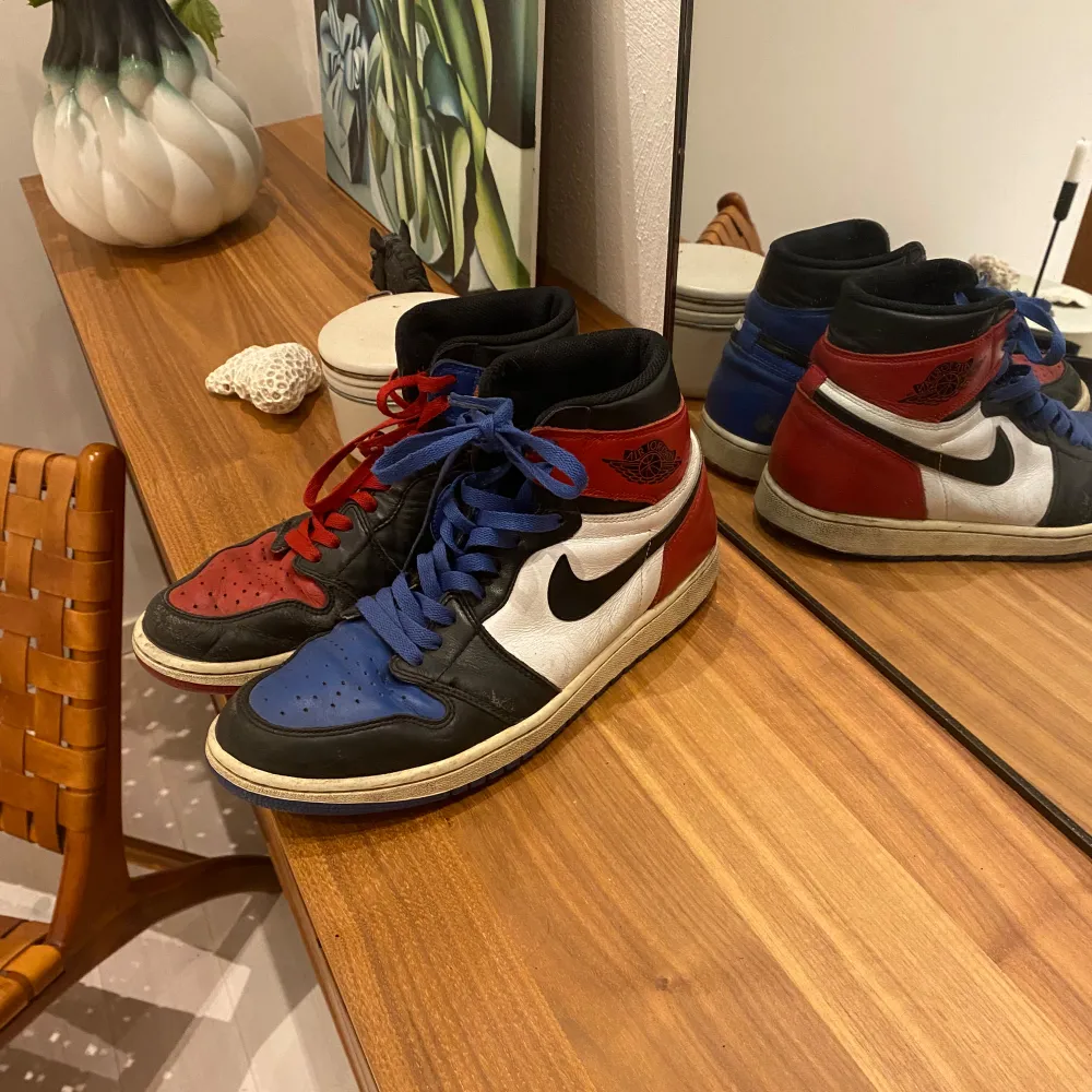 Säljer mina Jordan 1 top 3 till ett mycket bra pris Dem är använda o lite slitna och finns box till dem också . Kengät.