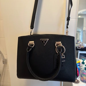 Guess väska  - Köpte för tyckte den va super fin men den va lite för liten och fick inte plats med allt jag behövde tyvärr. Bättre pris vid snabb affär!💕