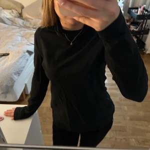 Polo krage  - En snygg svart polo tröja i mjukt material från Lindex, storlek M.