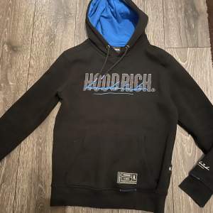 Säljer en svart hoodie från Hoodrich, den är i bra skick, snygg, passar till mycket. Köptes för 1000 kr.