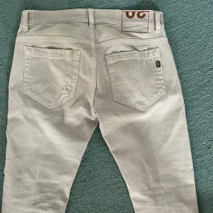 Dondup jeans - Dondup jeans i perfekt skick skriv för fler frågor eller något. 