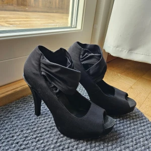 Klackskor - Klackskor i sammet som sitter jätte snyggt med detaljen upptill. Tyvärr små på mig. 