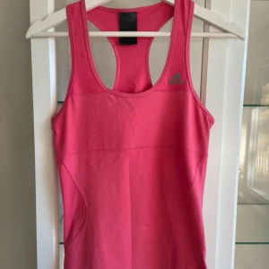 Träningslinne från adidas - Linne från adidas.