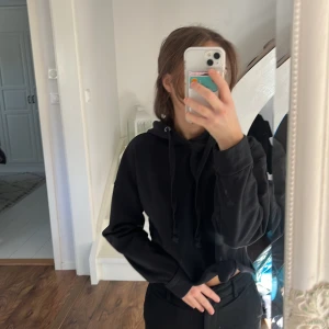 Kort svart hoodie  - En kort svart hoodie från lager 157. 