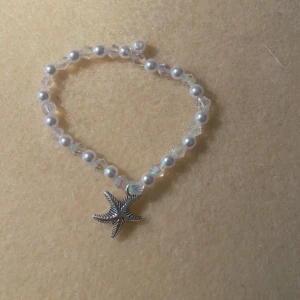 ”Starlie” - Starlie💫hand gjort armband! Rostfria pärlor⭐️💓dm om ni har frågor! Diamant pärlorna är vita med rosa skimmer i dom!