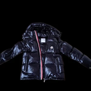 Moncler montbeliard - Denna moncler montbeliard är stilren och elegant, i bra skick 8/10 . Interreserad av byten med maya eller skor . Tyvär blev vi scammade på jackan och den visade sig att vara fejk inkl kvitton därav sänker vi priset. 10x chans att vinna flycrews