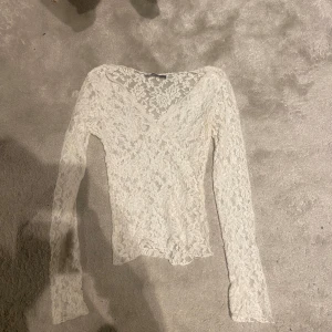 Gina tricot topp - super fin mönstrad topp som är för liten på mig💕