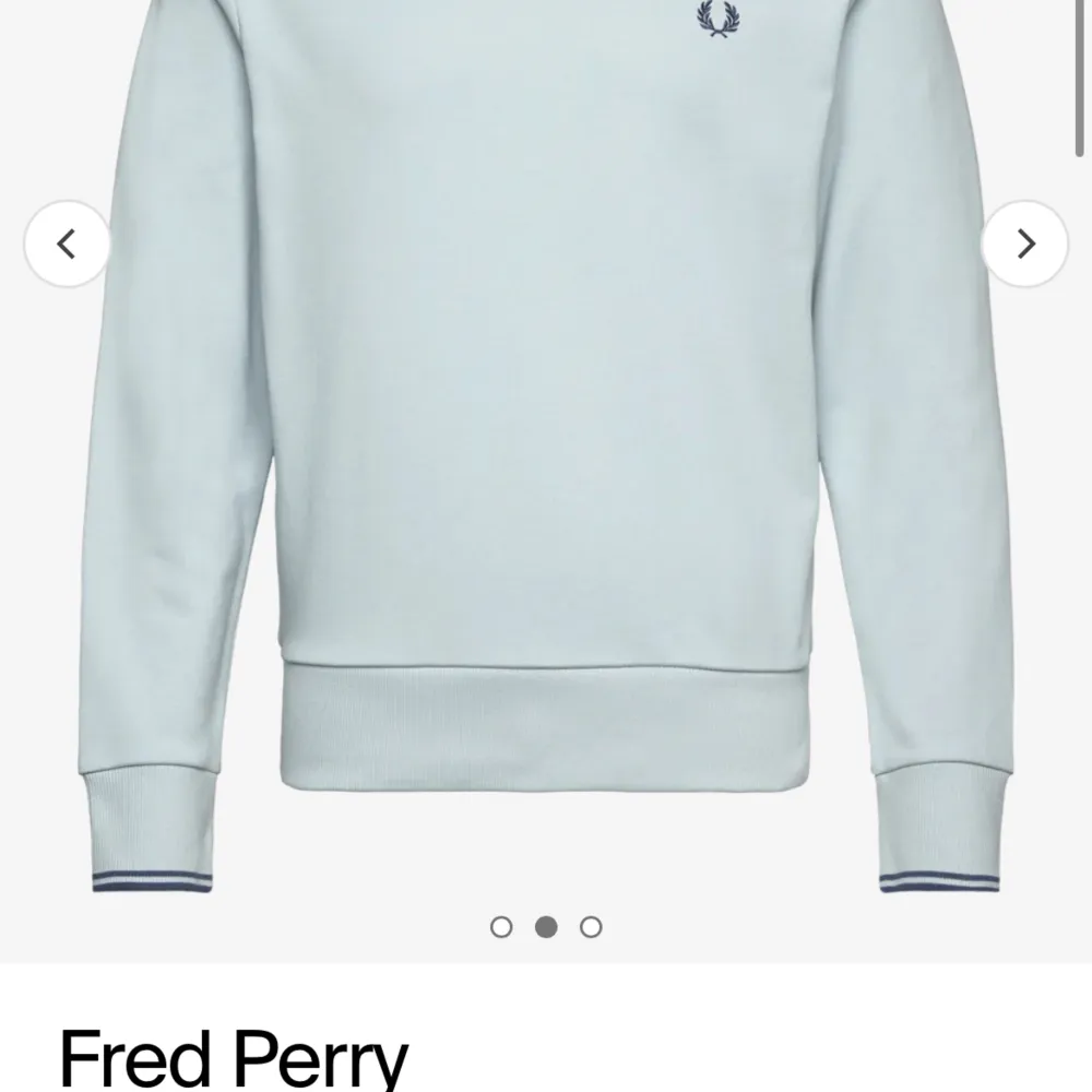 Tjena söker en fred Perry tröja vit i storlek M som finns att köpa i Jönköping. Kan ge 300kr . Hoodies.