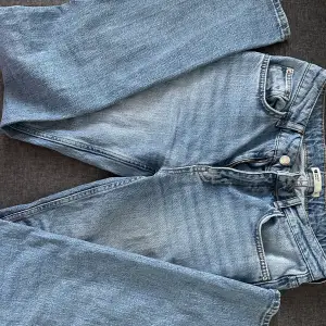 Säljer ett par klassiska blå jeans från Gina Tricot, Perfect Jeans i storlek 38. De har en snygg och tidlös design med normal passform. Perfekta för vardagsbruk. Passa på att fynda dessa mångsidiga jeans! Är i bra skick, använd ett par gånger.💕