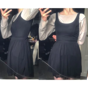 Klänning öppen rygg svart XS - Fint skick, knappt använd. 100% polyester. Bilderna överexponerade, den är svart. Är nog som XS-S, stretchig, men ärmhålan är skuren rätt högt. Midjevidd: 30, kjollängd: 36-38.