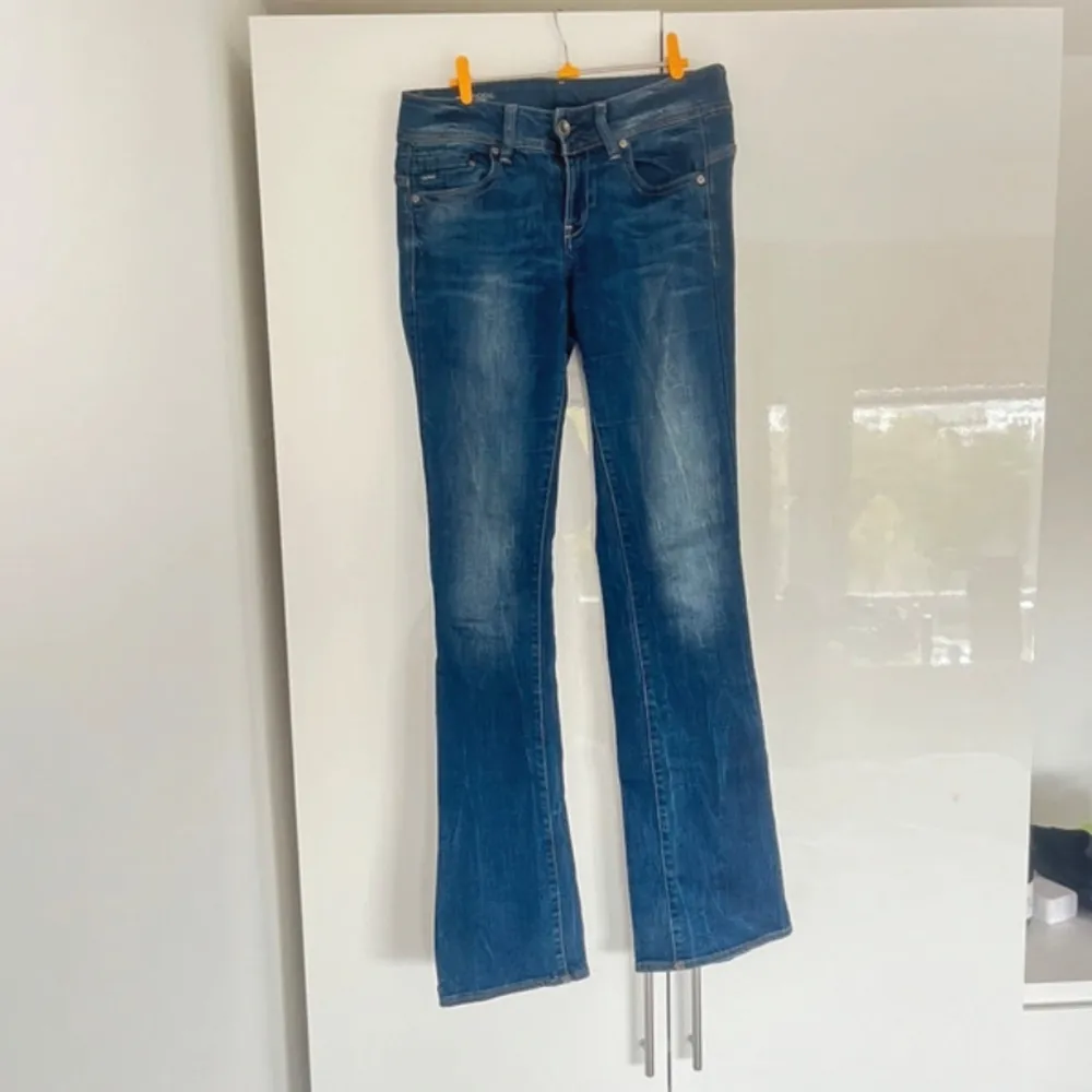 Assnygga lågmidjade bootcut jeans från G-star! Storlek 25W 32L. Passar i längden på mig som är ca. 167💕. Jeans & Byxor.