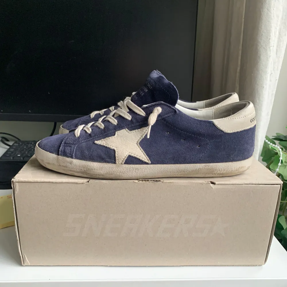 Säljer nu dessa sjukt eftertraktade Golden Goose dojorna🤝 Storlek 42, grymt skick, använda 4-5 gånger. Nypris 6000, säljer för 3599 men inte hugget i sten. Allt og finns, Inte samma som de andra i profilen, skriv om ni undrar något🙌. Skor.