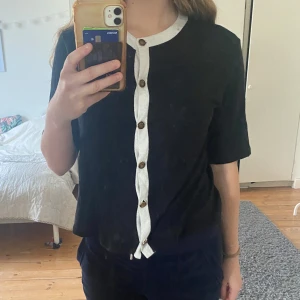 Svart kofta från Massimo Dutti - Säljer en elegant svart kofta från Massimo Dutti i storlek S. Perfekt för både vardag och festliga tillfällen. 🖤