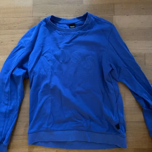 Blå tröja från Hugo Boss - Hugo boss tröja, köpt från NK. Köpt för 1100kr säljes för 400kr. Storlek M men passar även som S