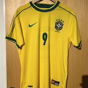 Brasilien matchtröja VM98 (passar även M) - Liten i storlek, perfekt för dig som inte vill ha en hängig matchtröja. 