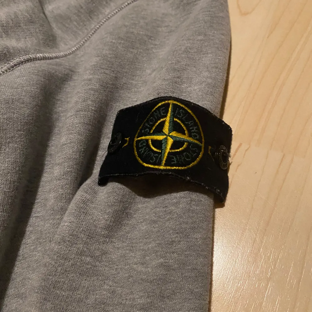 Säljer nu min äkta stone island half zip. Den är i väldigt bra skicka nästan som ny. Bara att skriva om du är intresserad av fler bilder eller liknande. . Tröjor & Koftor.