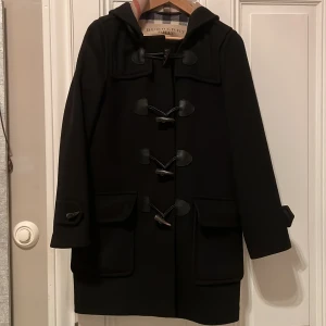 Burberry-duffel - Klassisk Burberry-duffel i nyskick. Kostar ny 18.500, säljer den för 6500:-  