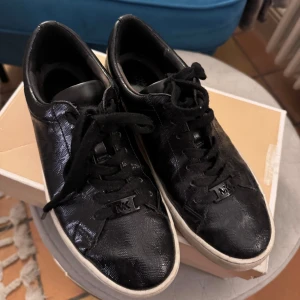 Michael kors skor storlek 37 - Använda men fina. 1400kr i nypris. Storlek 37. 