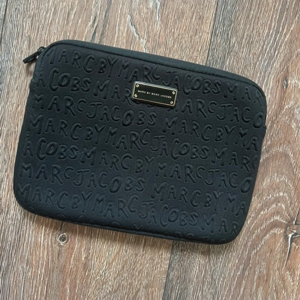 Marc Jacobs datorfodral!đđI jĂ€ttebra skickđ. Laukut & KĂ€silaukut.
