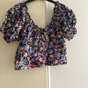 Crop topp - Jättefin crop topp som du kan styla hur som helst, fin till vardagen men även speciella evenemang!  Knappt använd och jättebra material samt storlek XL men passar även L 
