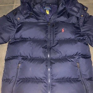 Polo Ralph lauren jacka - Tja säljer nu en riktigt fet Ralph lauren dunjacka🙌🏼Perfekt nu mot vintern❄️Som är slutsåld överallt och svår att få tag på. Inga defekter och är som ny✅Storlek L (14-16) motsvarar typ XS passar runt 160-168. Skriv för fler frågor eller funderingar🫡