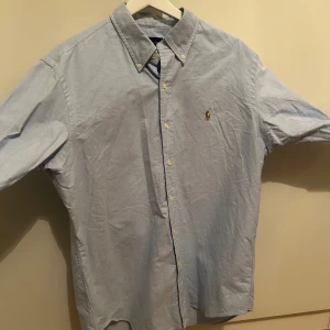 Ralph Lauren skjorta - Den är i princip helt oanvänd, inga fläckar och inga hål. Den sitter skönt och har bra passform. Pris kan eventuellt diskuteras