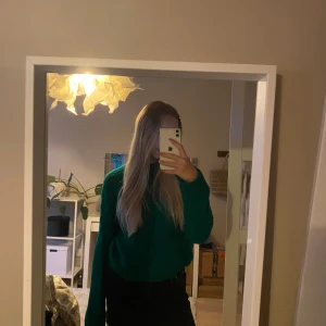 Grön stickad tröja - Stickad tröja i en fin grön färg. Helt ny med prislapp. 