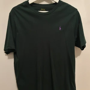 Ralph Lauren T-shirt  - Stilren mörkgrön Ralph Lauren T-shirt. I princip helt oanvänd. 