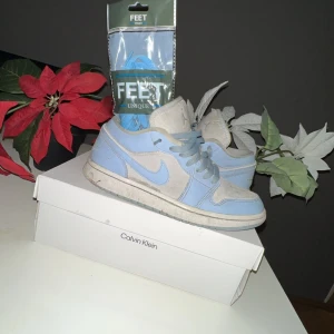Jordan 1 grå och blå - Bra skick bara lite smötsig  den kommer med en annan box än originella 