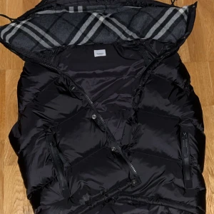 Burberry Väst/Jacka - Säljer min burberry jacka/väst eftersom den är för stor. Västen är som ny och är i storlek L, passar även Xl. Armar kommer med.sjuk kvalite