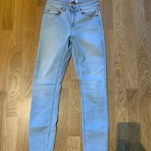 Acne Studios Jeans - Ljusblåa Acne Studios Jeans i storlek 25/32. Tveka inte på att skriva om ni har några frågor!