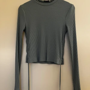 Blå tröja - Säljer denna tröjan från Nakd i super fint skick🩷 Tröjan har två snören på båda sidor som man kan dra ihop och knyta en snygg rosett🩷