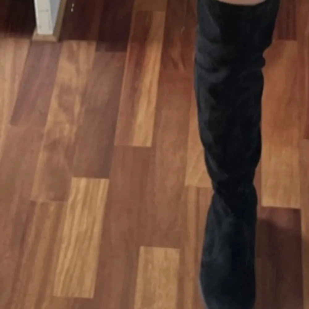 Säljer ett par svarta stövlar i mocka. De är höga och går upp till knät. perfekta för höst och vinter. Stövlarna är i bra skick. Passar både till vardags och festliga tillfällen.❤️. Kengät.