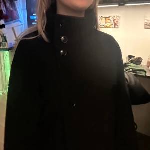 Skepparkappa - En jättesnygg och trendig Skepparkappa med hög krage!  Använt fåtal gånger