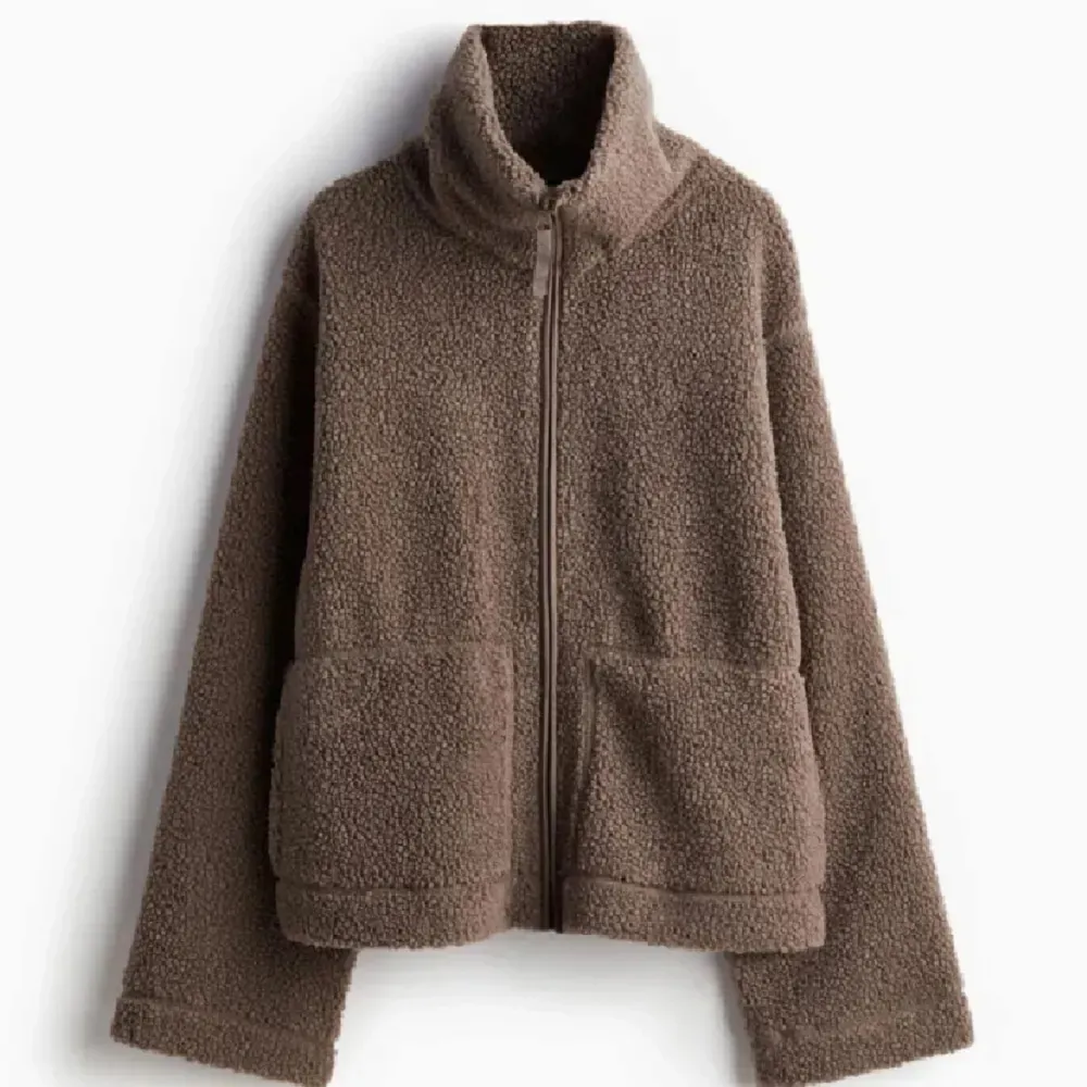 Slutsåld teddy jacka/fleece från H&M! Lånade bilder, jag säljer i samma färg som på första bilden 🥰. Jackor.