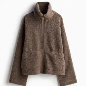 Slutsåld teddy jacka/fleece från H&M! Lånade bilder, jag säljer i samma färg som på första bilden 🥰