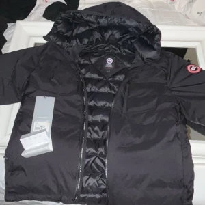 Canada goose lodge hoody - Säljer nu denna Canada goose Lodge hoody jacket i storlek L. Jackan är i 9,5/10 skick och har absolut 0 flaws. Jackan köptes på johnells i december 2023 och den har använts max 20 gånger. Kvitto och tags finns. Om du har några frågor så skriv gärna!