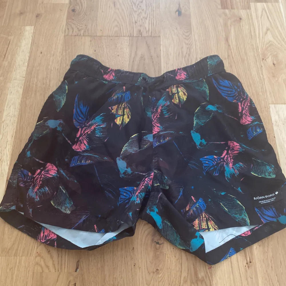 Bra skick har använt några gånger inte min stil längre. Shorts.