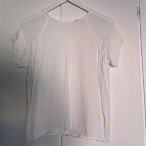 Blus - Säljer denna vita blus från Part two🌟 Skriv om du har frågor!
