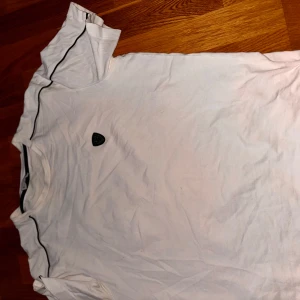 Armani T-shirt  - T-shirt från Armani EA7. Endast skrynklig pga nytvättad och ostruken. Skick 9/10