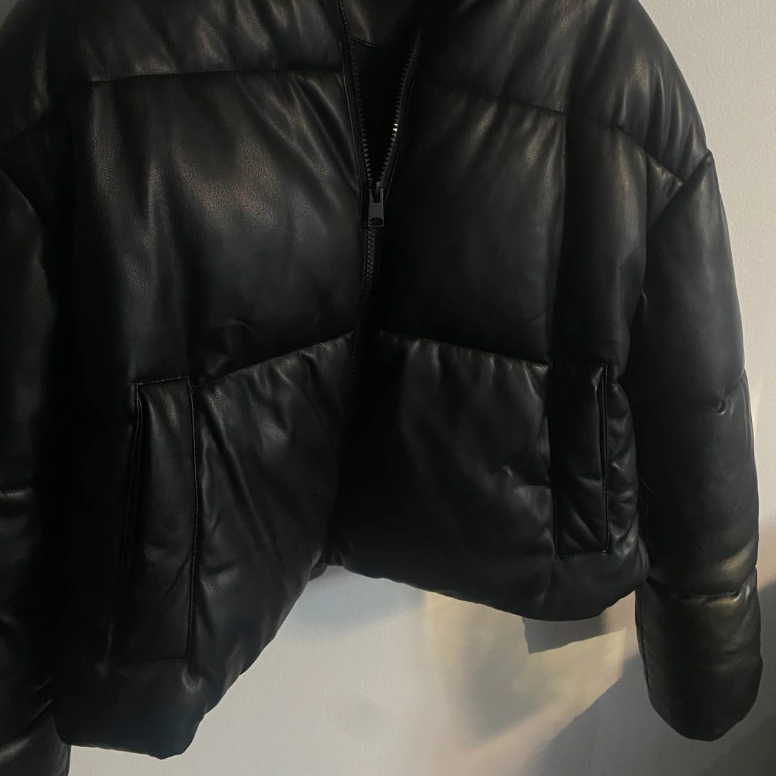 Pufferjacka i läderimitation  - 91