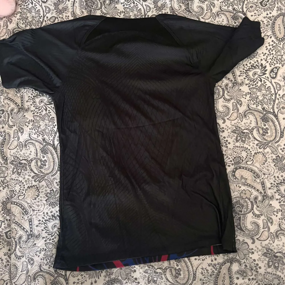 Säljer nu denna FC Barcelona x Patta tröjan. Släpptes som match uppvärmningströja säsong 23/24. Helt oanvänd men har dock tagit av taggen. Väldigt snyg och unik tröja, storlek S och liten i storlek.. T-paidat.