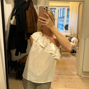 Topp volanger - Så söt topp med volanger. Använd 2ggr, one shoulder